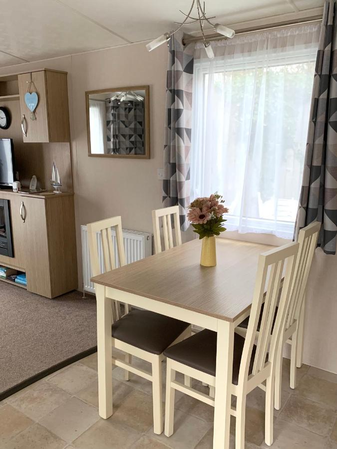 Mollys Retreat Pet Friendly Three Bed Caravan With Small Garden Newquay Bay Resort Quieter Area Of Park מראה חיצוני תמונה